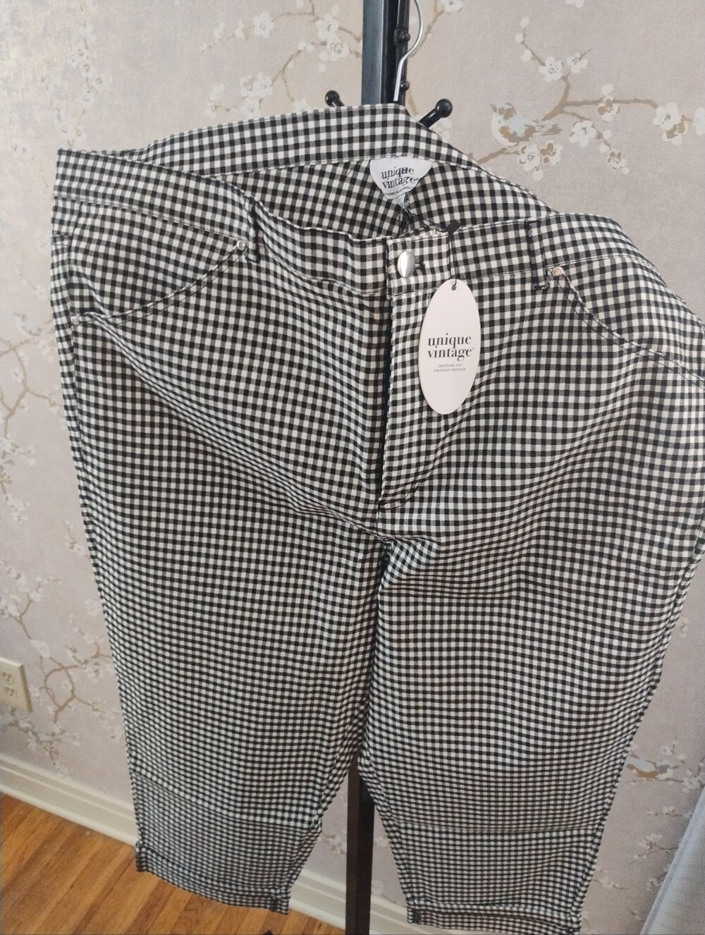 Unique Vintage Black & White Cropped Pants